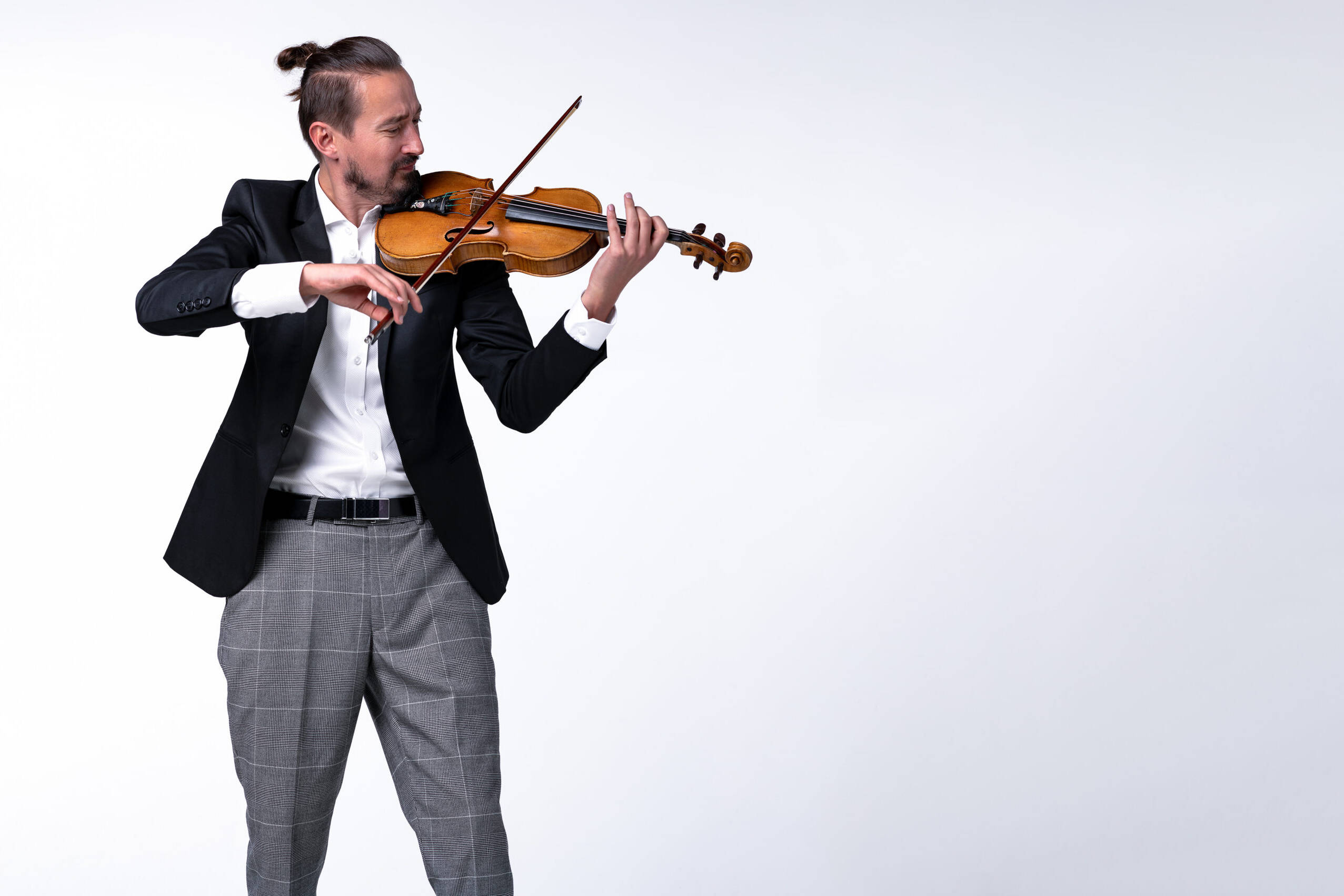 Portret skrzypka Mateusza Adamczyka