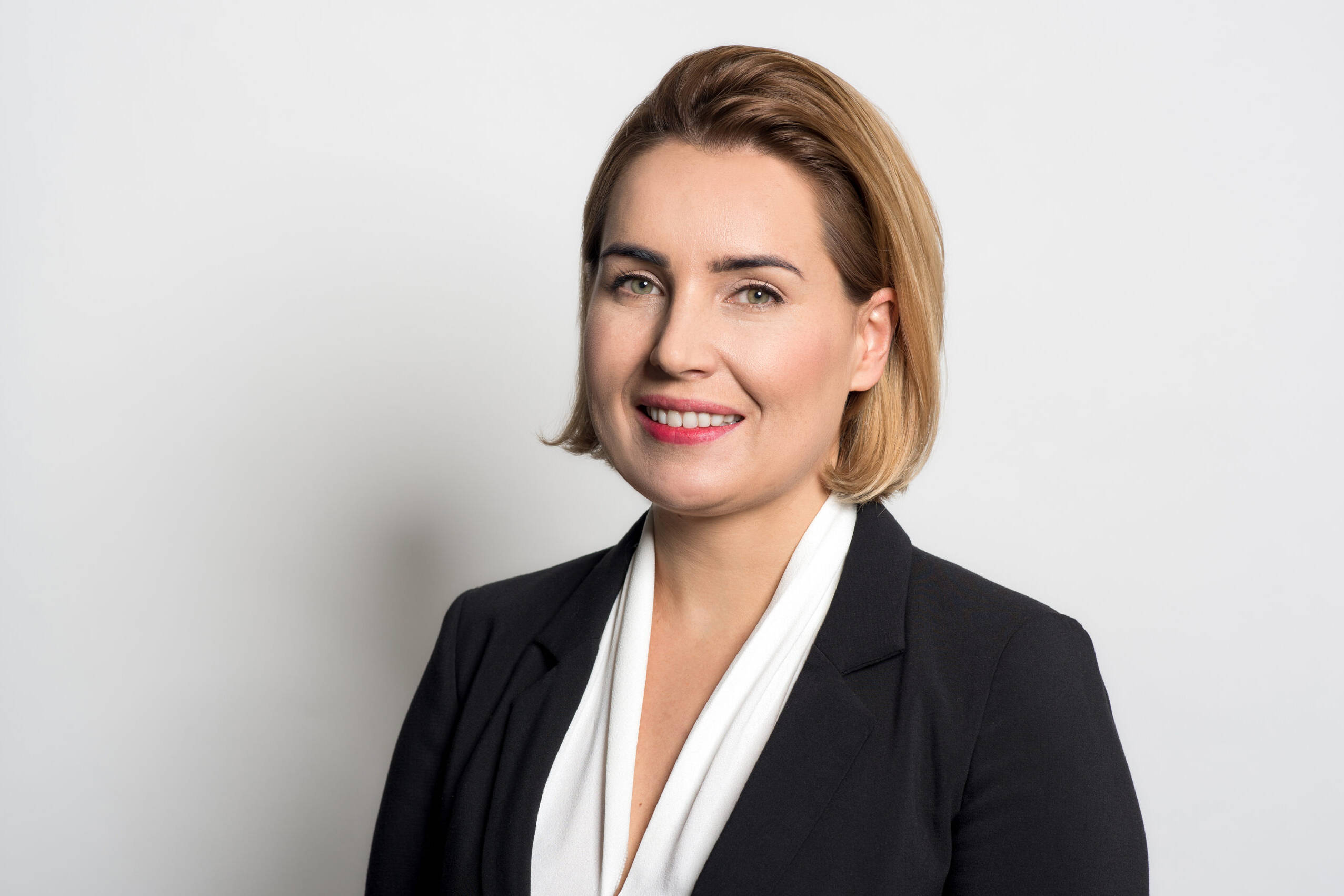 Portret biznesowy, wizerunkowy. Fotografia studyjna kobiety, białe tło, profesjonalny wizerunek.